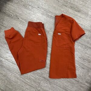 Figs Scrubs - Auburn Catarina Top w/ Zamora High Waisted Pants